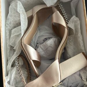 Badgley Mischka Louise Peep Toe Block Heels size 7 in Champagne. Never worn.